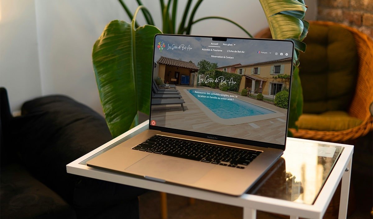 Le site des Gîtes de Bel-Air, réalisé par L'Étoile du Web, affiché sur un ordinateur portable