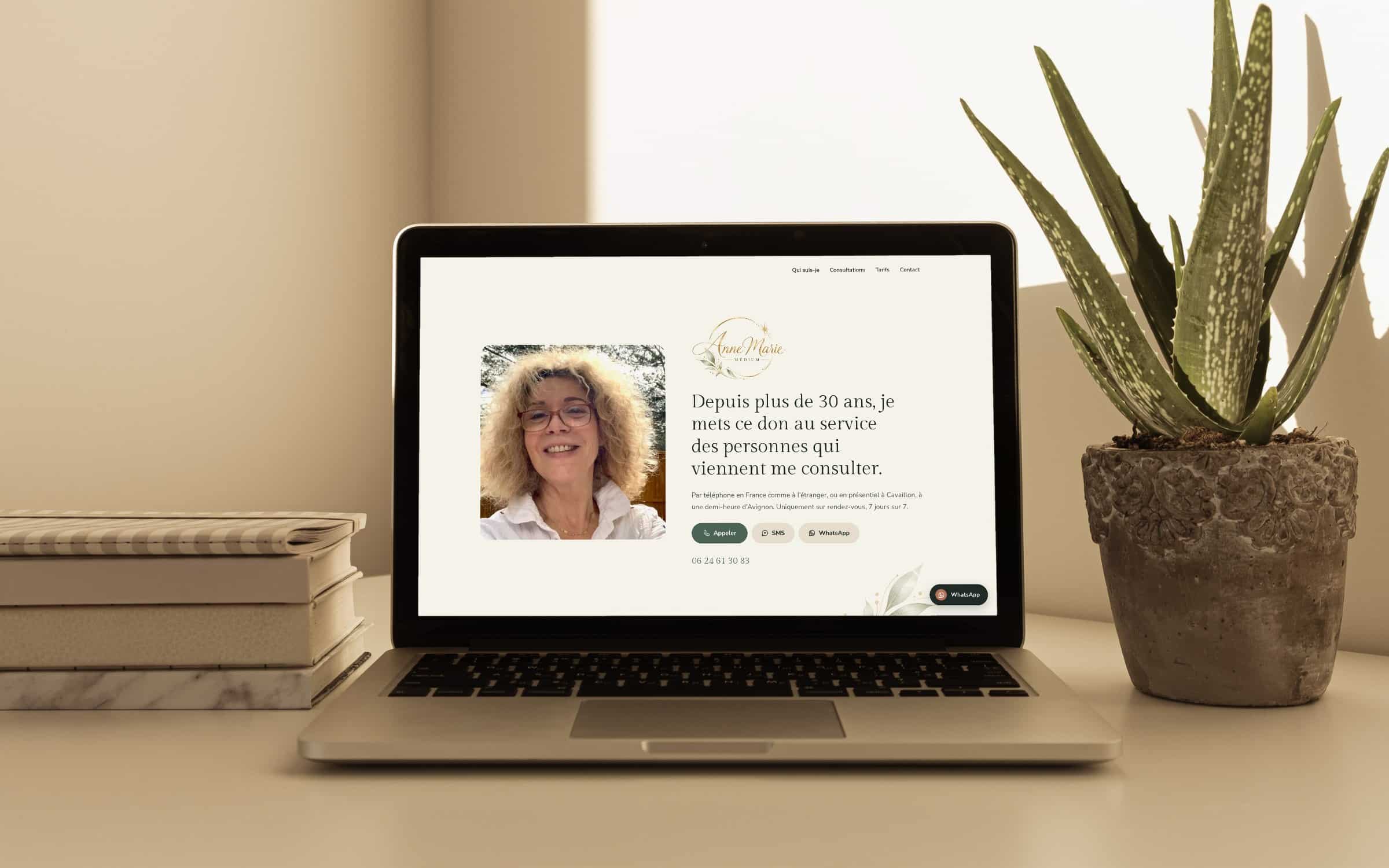 Site d'Anne Marie, médium, affiché sur un ordinateur portable