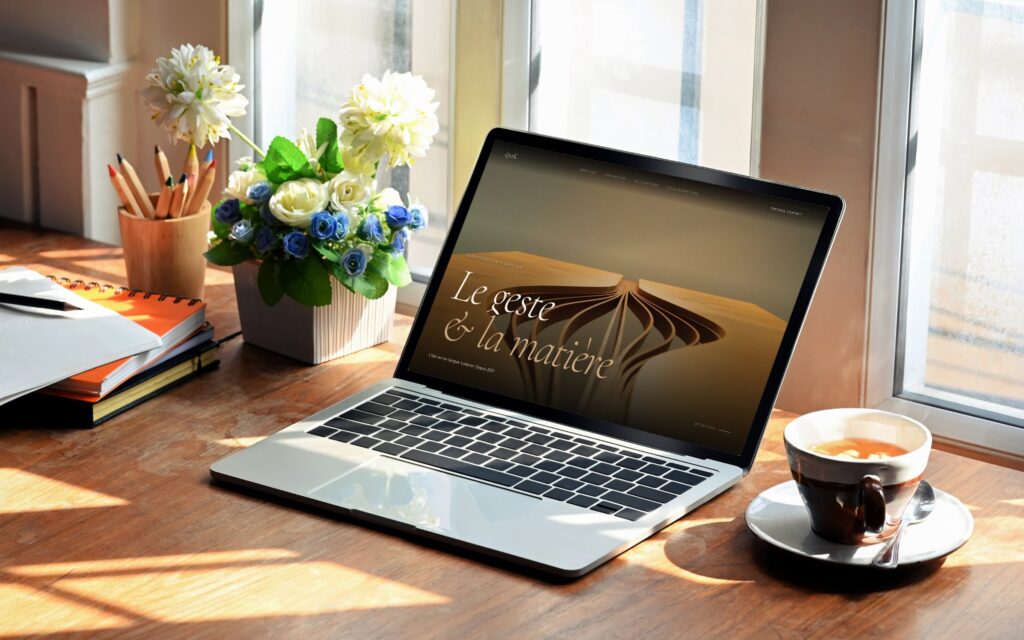Site d'époK Ébénisterie affiché sur un ordinateur portable